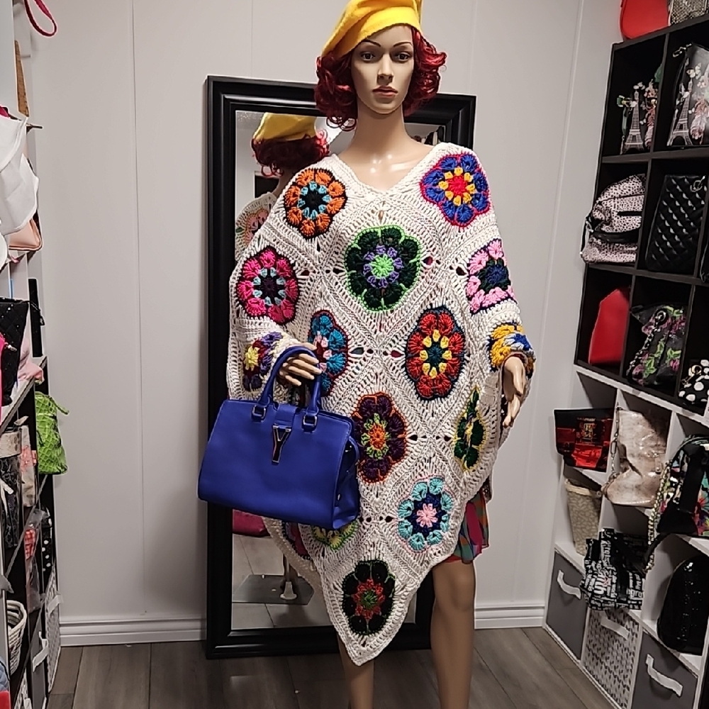 Creamy White Retro Cape with Cozy Warmth